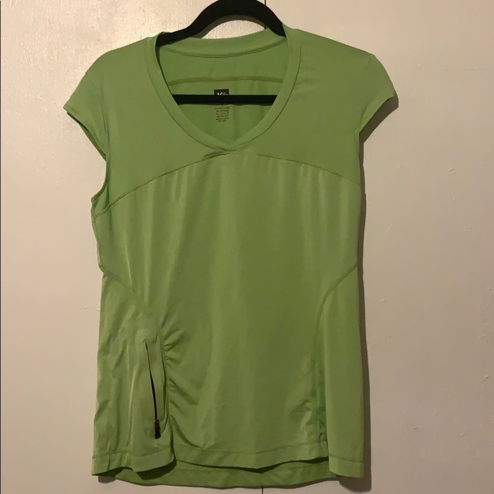 REI celery green top with zip pocket Size Small